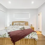 Blue Haven Retreat - Beverly Hills 208